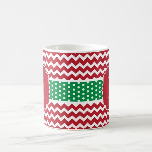 Monogram Red and Green Zickzack Polka Dots Holiday Kaffeetasse (Mittel)