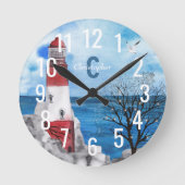 Monogram Red & Blue Lighthouse Wasserfarbe Kunst Runde Wanduhr (Vorderseite)