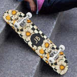 Monogram Retro Groovy Daisy Checkerboard Skateboard<br><div class="desc">Monogram Retro Groovy Daisy Checkerboard Skateboard zeichnet sich durch ein grooves Muster auf einem schwarz-weißen Schachbrettmuster-Hintergrund aus,  in dem Sie Ihren eigenen Text oder personalisierte Initialen in der Mitte haben. Perfekt als Geschenk für Familie und Freunde zu Weihnachten,  Geburtstag,  Urlaub,  Arbeitskollegen und mehr. Erstellt von ©Evco Studio www.zazzle.com/store/evcostudio</div>