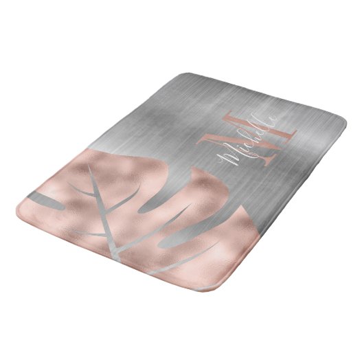 Monogram Rose Gold Palm Silber Leaf Brushed Metal Badematte (Schrägansicht)