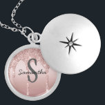 Monogram Rose Gold Tropfen Glitzer Rosa Trendy Medaillon<br><div class="desc">Eine Rose Gold tropfende Glitzer Monogramm Name locket Halskette. Ideal für Bräunungsgeschenke oder ein Geburtstagsgeschenk für sie. Sehen Sie sich unsere anderen Produkte in der Rose Gold Dripping Glitzer Kollektion an.</div>