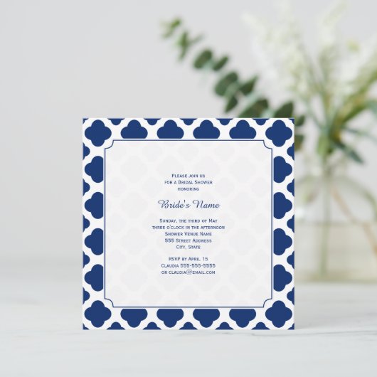 Monogram Royal Blue Quatrefoil Brautparty Einladung (Stehend Vorderseite)