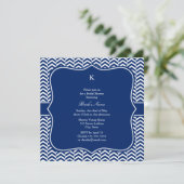 Monogram Royal Blue Zickzack Pattern Bridal Einladung (Stehend Vorderseite)