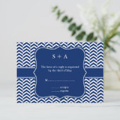 Monogram Royal Blue Zickzack Pattern Wedding RSVP Karte (Stehend Vorderseite)