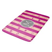 Monogram Royal Fuchsia Stripe Modernes Herzmuster Badematte (Schrägansicht)
