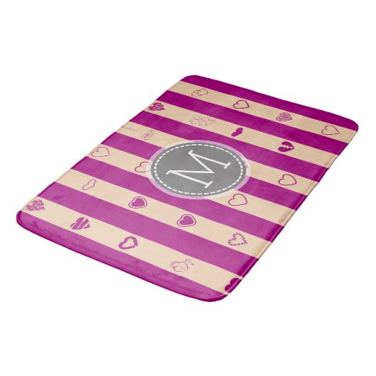 Monogram Royal Fuchsia Stripe Modernes Herzmuster Badematte (Schrägansicht)
