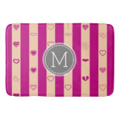 Monogram Royal Fuchsia Stripe Modernes Herzmuster Badematte (Vorderseite)