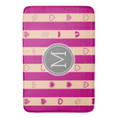 Monogram Royal Fuchsia Stripe Modernes Herzmuster Badematte (Vorderseite Vertikal)