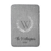 Monogram Rustic Wood Family Name Badematte (Vorderseite Vertikal)