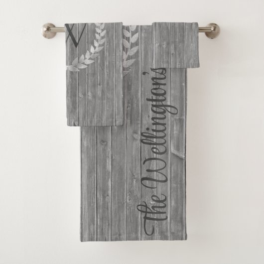 Monogram Rustic Wood Family Name Badhandtuch Set (Insitu)
