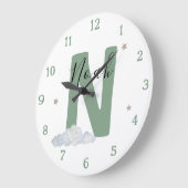 Monogram Sage Baby Initial Name Nursery Wall Clock Große Wanduhr (Winkel)