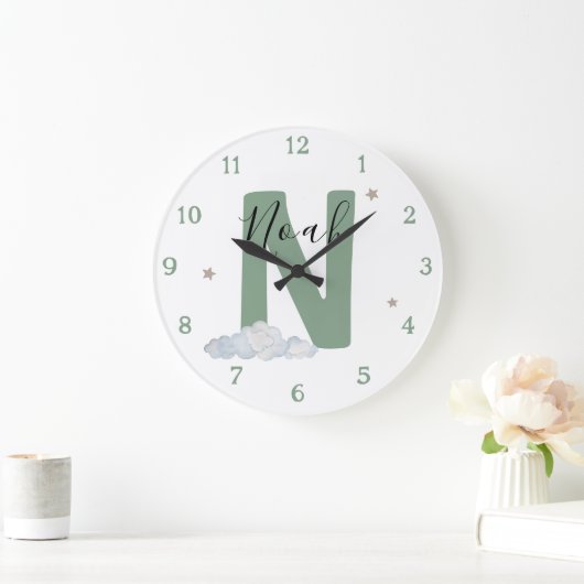 Monogram Sage Baby Initial Name Nursery Wall Clock Große Wanduhr (Zuhause)