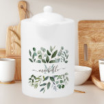Monogram Sage Green Eucalyptus Greenerenerenerity<br><div class="desc">Die Einführung unserer Monogram Sage Green Eukalyptus Greenery Blätter Teapot. Fügen Sie Ihrem Getränk und Ihrem Getränk Natur- und Blattfarben hinzu. Geeignet als Geschenk für Pflanze- und Naturliebhaber.</div>