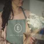 Monogram Sage Green Minimal Simple Modern Scandi Schürze<br><div class="desc">Ein einfaches Monogramm-Design mit moderner Typografie in Weiß auf einem schluchgrünen Hintergrund. Das Design besteht aus einem Single-Initial-Monogramm mit minimalistischem Rundkreisrand. Der Text kann leicht an den Anzug Ihrer Bedürfnisse für das perfekt angepasste Geschenk oder Accessoire angepasst werden!</div>