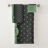 Monogram Sage Green und Black Polka Dot Pattern Badhandtuch Set (Insitu)