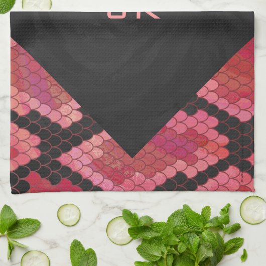 Monogram Schlange Schwarz und Rot Handtuch (Gefaltet)