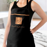 Monogram-Schürze Schürze<br><div class="desc">Luxuriöse, exklusive und mit Monogramm stilvolle Schürze mit einem vergoldeten Kupfer-Metallicquadrat und Linien auf einem stilvollen, soliden schwarzen Hintergrund. Personalisieren Sie es mit Ihrem Namen oder Familiennamen und Monogrammnamen als Initial.</div>