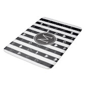 Monogram Schwarz-weiß Stripes Modernes Herzmuster Badematte (Schrägansicht)
