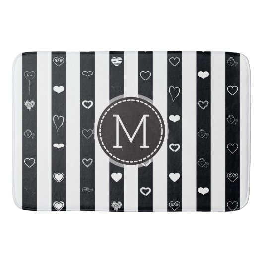 Monogram Schwarz-weiß Stripes Modernes Herzmuster Badematte (Vorderseite)