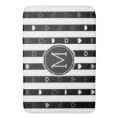 Monogram Schwarz-weiß Stripes Modernes Herzmuster Badematte (Vorderseite Vertikal)