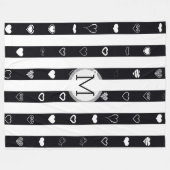 Monogram Schwarz-weiß Stripes Modernes Herzmuster Fleecedecke (Vorderseite (Horizontal))
