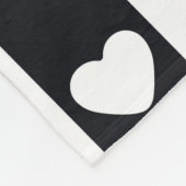 Monogram Schwarz-weiß Stripes Modernes Herzmuster Fleecedecke (Ecke)
