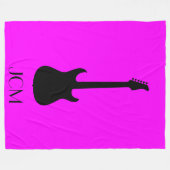 Monogram Schwarze E-Gitarre auf Rosa Fleecedecke (Vorderseite (Horizontal))