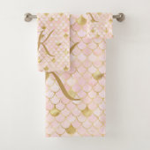 Monogram Script Blush Pink Gold Mermaid Scales Badhandtuch Set (Insitu)