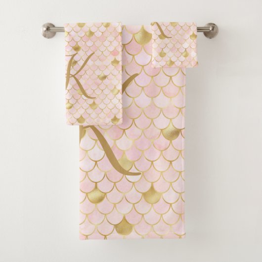 Monogram Script Blush Pink Gold Mermaid Scales Badhandtuch Set (Insitu)