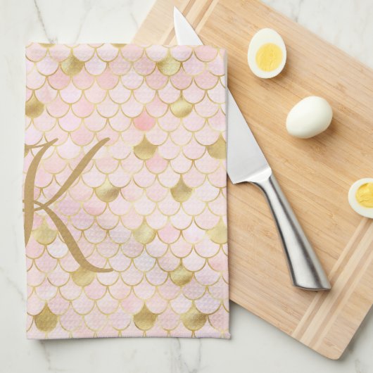 Monogram Script Blush Pink Gold Mermaid Scales Geschirrtuch (Viertel Falte)