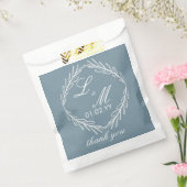 Monogram Script Branch Dusty Blue Wedding Geschenktütchen (Versiegelt)