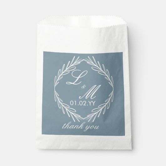 Monogram Script Branch Dusty Blue Wedding Geschenktütchen (Vorderseite)