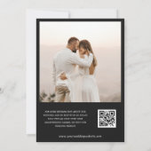 Monogram Script Foto QR Code Hochzeit für Schwarze Einladung (Rückseite)