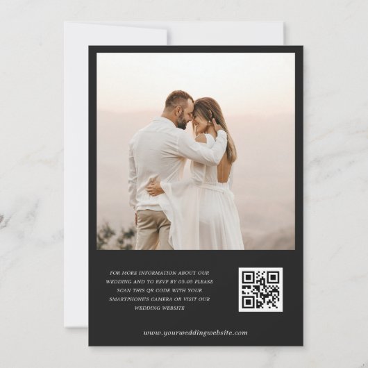 Monogram Script Foto QR Code Hochzeit für Schwarze Einladung (Rückseite)