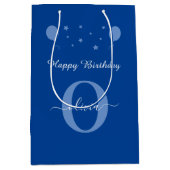 Monogram Script Happy Birthday Blue und White Mittlere Geschenktüte (Vorderseite)