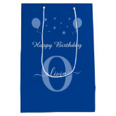 Monogram Script Happy Birthday Blue und White Mittlere Geschenktüte (Rückseite)