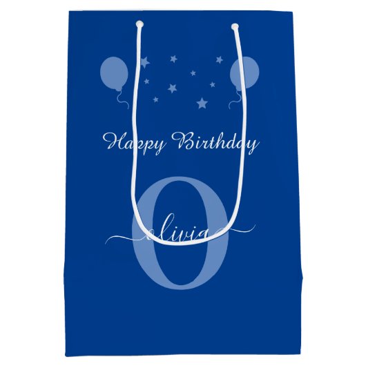 Monogram Script Happy Birthday Blue und White Mittlere Geschenktüte (Rückseite)