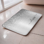 Monogram Script Silver Black Glitzer Girenname Badematte<br><div class="desc">Silberne Imitate belichten metallischen Sparkle Glitzer gebürstete Metal Monogramm Name Bath Matts. Das macht den perfekten Abschluss,  Geburtstag,  Hochzeit,  Brautdusche,  Jubiläumsdusche,  Babydusche oder Bachelorette-Party-Geschenk für jemanden,  der Glamour-Luxus und schicke Stile liebt.</div>