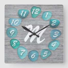 Monogram Sea Glass Beach Driftwood Quadratische Wanduhr