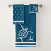 Monogram Sea Turtle Peacock Blue Nausea Coastal Badhandtuch Set (Insitu)