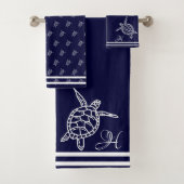 Monogram Sea Turtles Navy Blue Nautical Coastal Badhandtuch Set (Insitu)