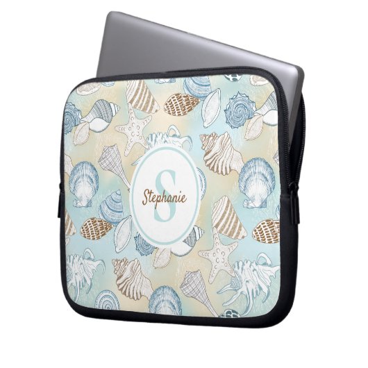 Monogram Seashells Muster Küste Laptopschutzhülle (Vorderseite Links)