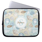 Monogram Seashells Muster Küste Laptopschutzhülle (Vorderseite)