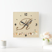 Monogram Seashells on Beach Sand Personalisiert Quadratische Wanduhr (Zuhause)