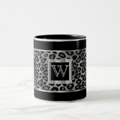 Monogram Silver and Grey Leopard Animal Print Zweifarbige Tasse (Mittel)