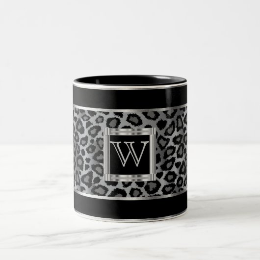 Monogram Silver and Grey Leopard Animal Print Zweifarbige Tasse (Mittel)