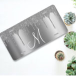 Monogram Silver Metallic Glitzer Tropfen US Nummernschild<br><div class="desc">Dieses Design kann in dem Bereich personalisiert werden, der durch das Ändern des Fotos und/oder Textes zur Verfügung gestellt wird. Sie können auch angepasst werden, indem Sie auf Vorlage personalisieren klicken und dann auf die Schaltfläche klicken, um weitere Optionen anzupassen, um die Hintergrundfarbe zu löschen oder zu ändern, Text hinzuzufügen,...</div>