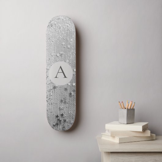 Monogram Silver Stardust Glitzer auf Silver Burlap Skateboard (Wandkunst)