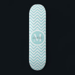 Monogram-Skateboard | Pastell Blue Green Zickzack Skateboard<br><div class="desc">Niedlich pastellblaues Zickzack oder Zickzackmuster und personalisiertes Monogramm Skateboard. Ein tolles Geschenk für ein Mädchen,  das Skateboarden Lieben.</div>