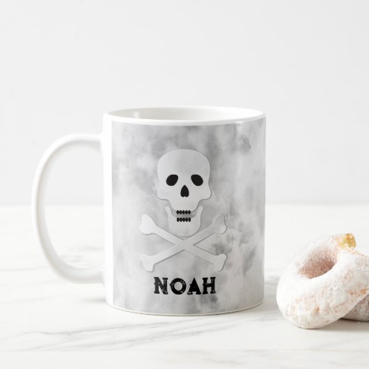 Monogram Skull and Crossbones Halloween Tasse (Mit Donut)